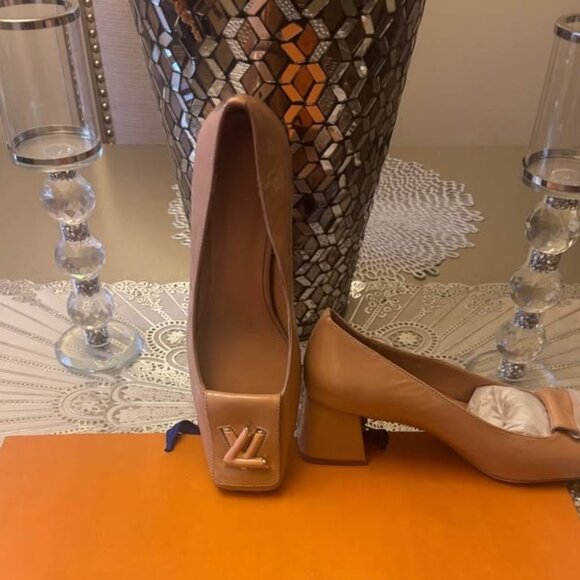 LV Very Comfortable and Stylish Pumps - Picture 2 of 3